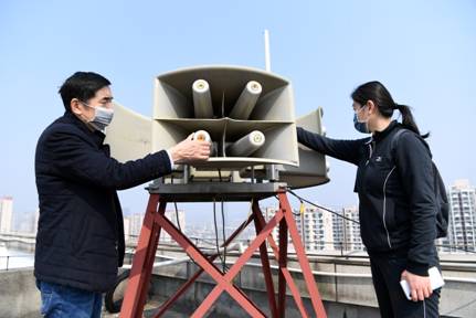 無錫市人防辦工作人員檢查防空警報器運行情況